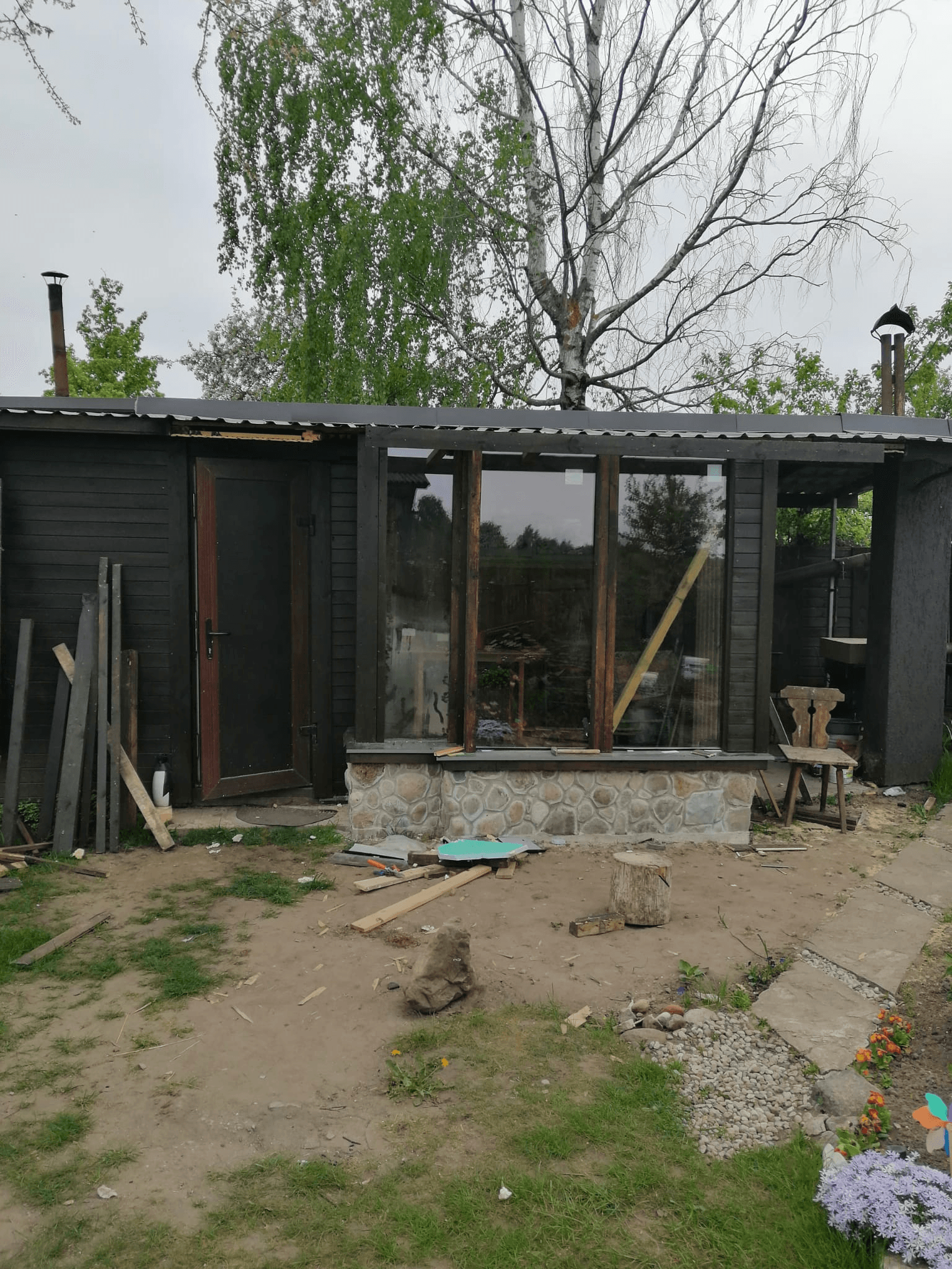 Построика из дерева и камня.