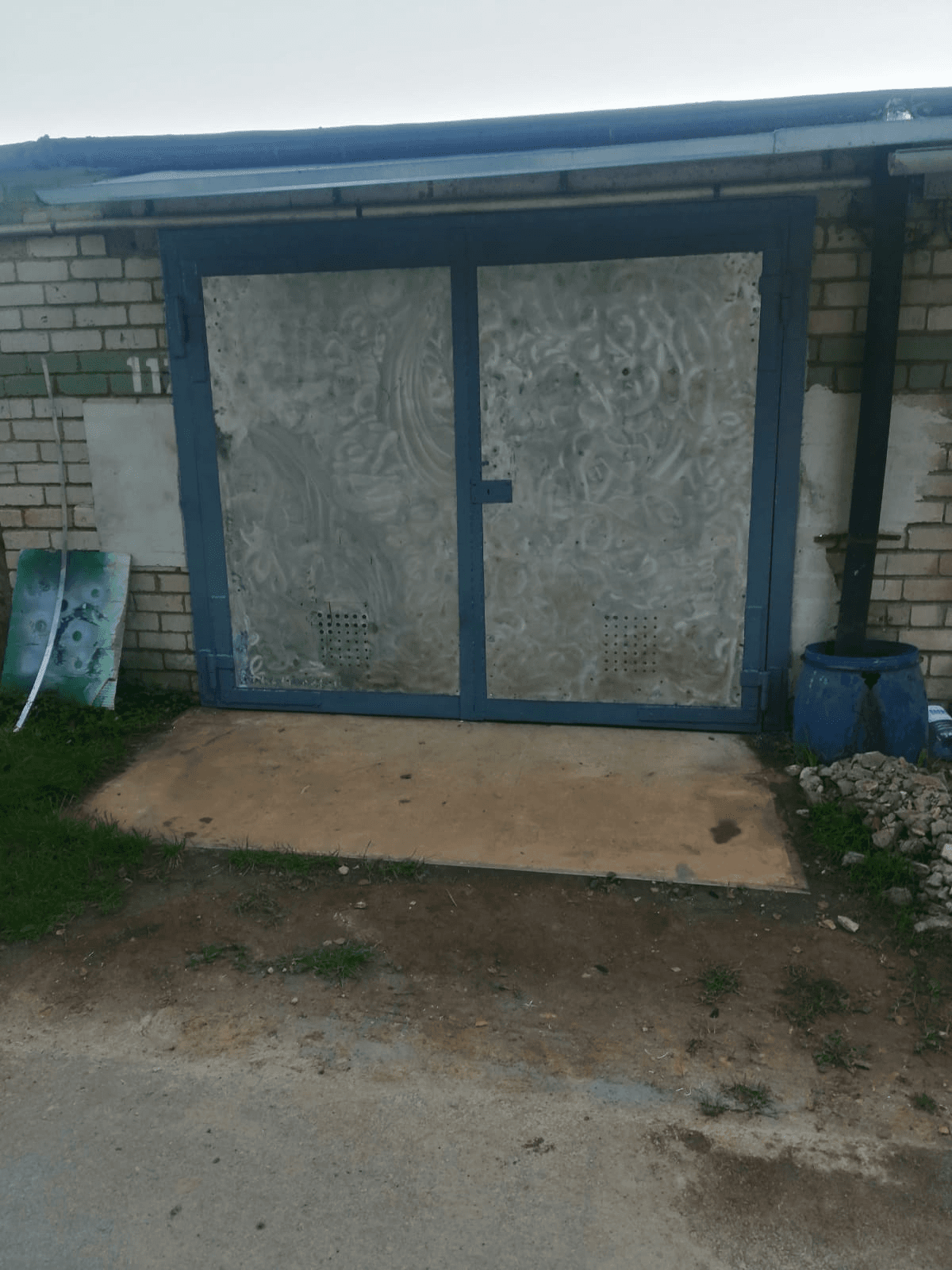 Металлические двери в гараж.